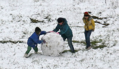 Зато дети скатали снежный ком в мае. (Фото Юрия Шестернина)