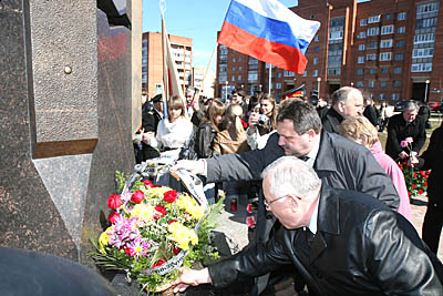  Цветы к подножию монумента возлагают директор ЛАЭС В. Перегуда и его заместитель М. Карраск (Фото Юрия Шестернина)