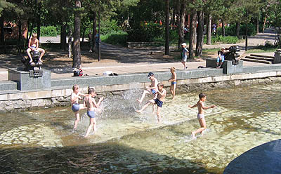 Вода в бассейне — по праздникам (Фото Ю. Викториновича)