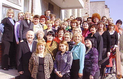  Дружный женский коллектив сосновоборского управления — со своим руководителем А. Сироткиным 