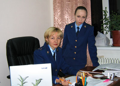 Помощники прокурора: Виктория Стеля и Дарья Антонова. (Фото Ю. Викториновича)