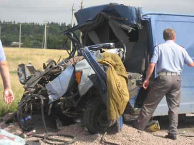 Водитель микроавтобуса не успел затормозить и врезался в грузовик со щебнем. (Фото Станислава Селина)