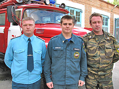  Сосновоборские пожарные помогли коллегам из Рязанской области. Слева направо: Р. Парамонов, Е. Левых и А. Баско (Фото Виктора Поповичева)