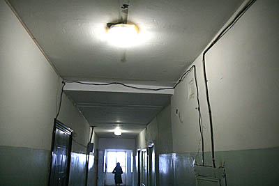  Л. Долгих, Космонавтов, 24: — Капитальный ремонт электрики делается очень плохо — только заменили лампочки на энергосберегающие, а новую проводку провели прямо по стенам (Фото Юрия Шестернина)