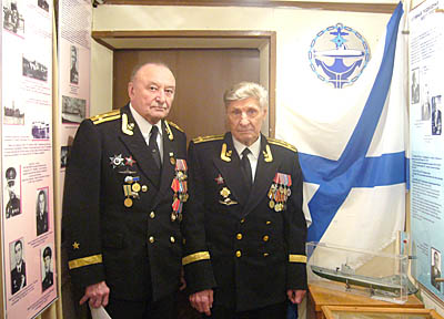  Ю. Михайлов (слева) и В. Дейкун — в музее Славы (Фото Зои Манько)