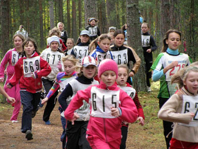 Стартуют учащиеся ДЮСШ. Свежий воздух, осенний лес и бег очень хорошо сочетаются. (Фото Натальи Калашниковой)