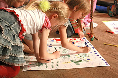  На закрытии смены лагеря «Чайка» дети нарисовали то, что им больше запомнилось (Фото Натальи Погудиной)