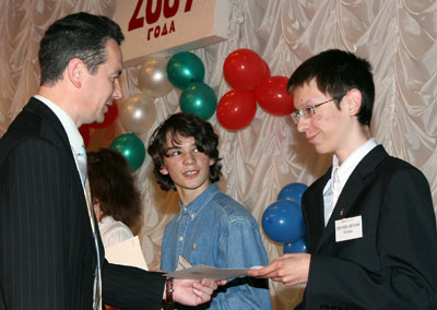 Награждается Е. Логунов, юный изобретатель, дипломант международной конференции по информатике. (Фото Юрия Шестернина)