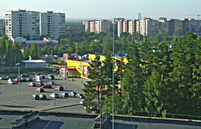  Предполагаемый участок парковки на месте леска у «Карусели» (справа) (Фото Нины Князевой)
