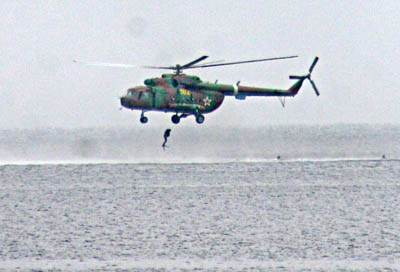  Военный вертолет десантирует водолаза (Фото Юрия Шестернина)