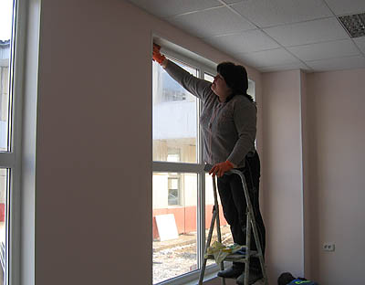 Елена Корниенко из «Промстройцентра» наводит чистоту в помещениях. (Фото Ю. Викториновича)