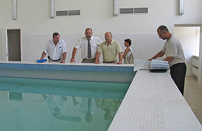 Комиссия осмотрела бассейн детской поликлиники (Фото Нины Князевой)