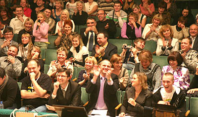  Жюри и зрители едины в оценке хороших шуток (Фото Юрия Шестернина)