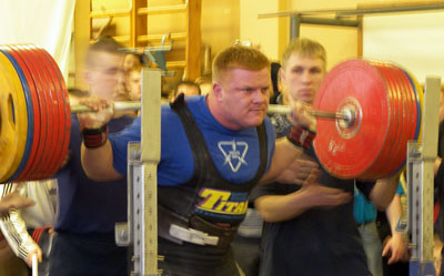 Алексей Поминов приседает с 400-килограммовой штангой.