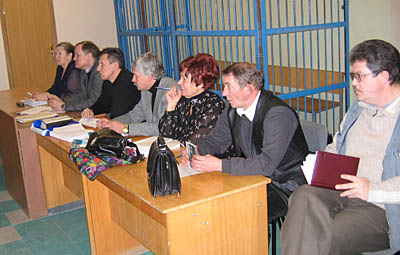 Адвокаты в сборе: семеро одного ждут. (Фото Ю. Викториновича)