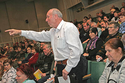  Участники слушаний также задавали вопросы с мест (Фото Юрия Шестернина)