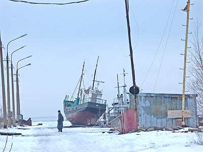  На месте заброшенного пирса по-прежнему в планах фигурирует грузопассажирский порт. (Фото Юрия Шестернина)