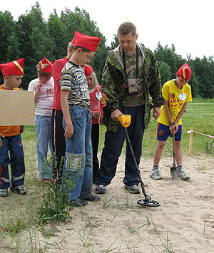 ...и учились пользоваться миноискателем (Фото Ольги Домашенко)