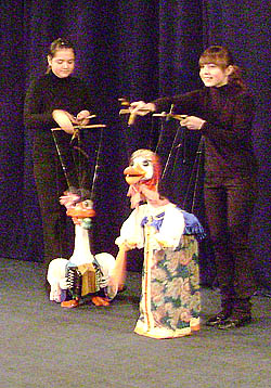  Зрители приходят в восторг, видя, как куклы оживают в руках актеров (Фото Нины Князевой)
