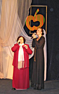  Е. Кузьмина и ее внучка В. Жукова исполнили песню «Оренбургский платок» (Фото Ольги Домашенко)