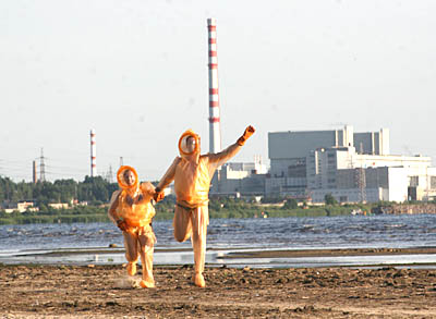  Искусство требует жертв: актеры для сцены надели защитные костюмы типа ЛГ. Летом на солнце в них особенно жарко (Фото Юрия Шестернина)