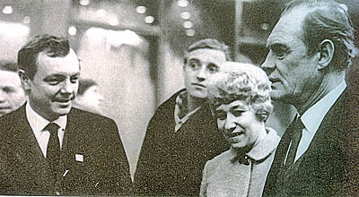  Январь 1969 г.— открытие кинотеатра. Слева направо: К. Лавров, М. Карпова и П. Кадочников (Фото из книги «Сосновый Бор»)