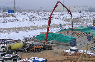  Один бетононасос заменяет десятки рабочих (Фото Ю. Викториновича)