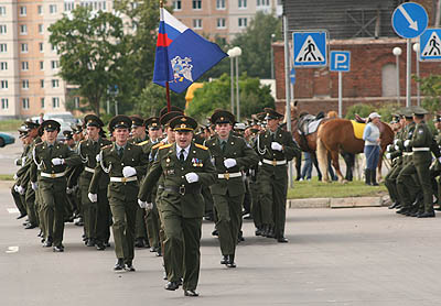 Праздник начался с торжественного прохождения военнослужащих «Спецстроя России» (Фото Юрия Шестернина)