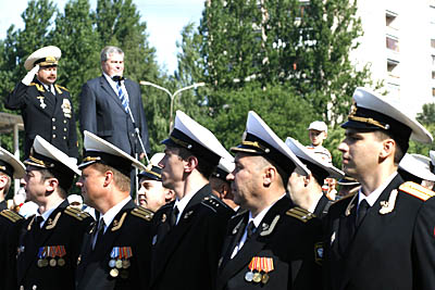  Общегородскому празднику, посвященному Дню флота, предшествовал парад. (Фото Юрия Шестернина)