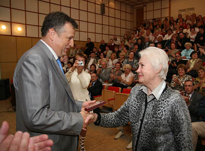 Вице-губернатор Ленинградской области А. Дрозденко вручает награду О. Гречихиной. (Фото Юрия Шестернина)