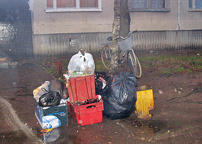  Такую картину у мусорокамер можно наблюдать ежедневно (Фото Натальи Козарезовой)