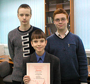  На снимке слева направо: братья Булычевы и А. Лукашев (фото из архива) 