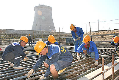  Парни из студотряда «Сосновый Бор» вяжут арматуру на объектах «турбинного зала» второго энергоблока (Фото Юрия Шестернина)