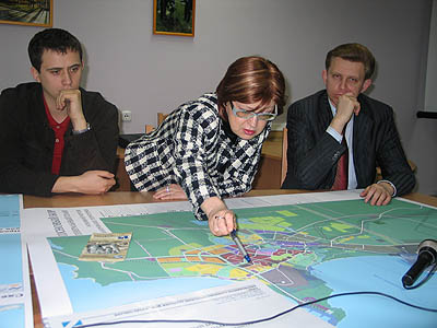 15 января 2008 года. К авторам проекта генплана у депутатов было множество вопросов. Представитель проектной организации дает пояснения (Фото Нины Князевой)