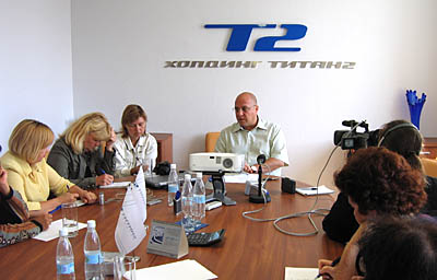  Генеральный директор ЗАО «Концерн ТИТАН-2» В. Рябов отвечает журналистам (Фото Ю. Викториновича)