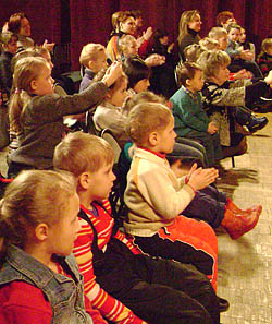  Зрители приходят в восторг, видя, как куклы оживают в руках актеров (Фото Нины Князевой)