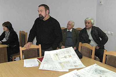  Архитектор Ю. Савченко предложил проект реконструкции комплекса (Фото Нины Князевой)