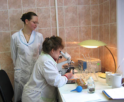  Лаборант И. Старикова (слева) и инженер-микробиолог Н. Князева проводят бактериологическое исследование стоков
(Фото Виктора Поповичева)