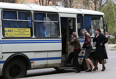  Заходя в автобус, доверяем профессионалам, а надеемся на везение? (Фото Юрия Шестернина)