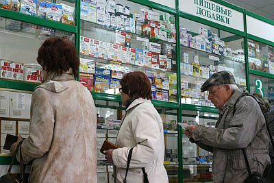  Льготникам зачастую приходится приобретать лекарства за свой счет (Фото Юрия Шестернина)
