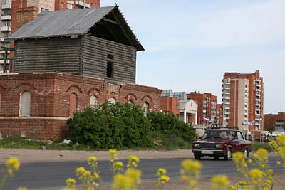 Дом Петрова в его нынешнем виде портит фасад города. (Фото Юрия Шестернина)