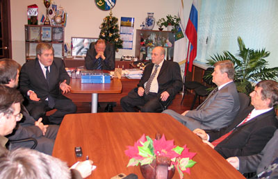 Делегацию приняли глава муниципального образования В. Некрасов и глава администрации Д. Пуляевский. (Фото Нины Князевой)