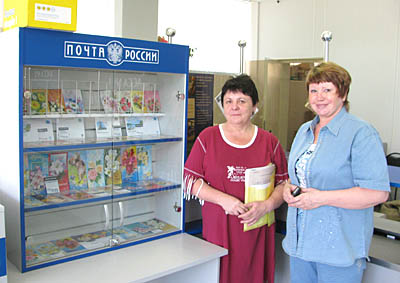 На снимке: Ф. Липкина и начальник сосновоборского почтамта Е. Наймушина (справа) (Фото Виктора Поповичева)