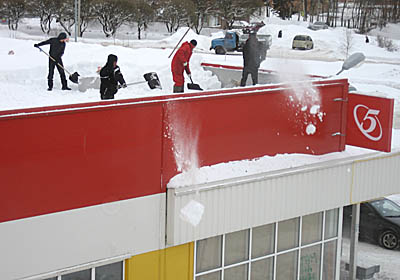  31 января на крыше супермаркета «Пятерочка» работы по очистке от снега кипели вовсю (Фото Юрия Шестернина)