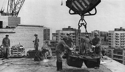 Апрель 1984 года. Бригада каменщиков И. Баранова из СМУ-5 возводит жилой дом № 5 на проспекте Героев (Фото Геннадия Сафонова)