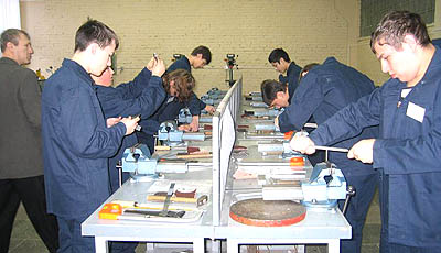  Февраль 2009 года. Конкурс профессионального мастерства будущих слесарей. (Фото из архива политехнического лицея)