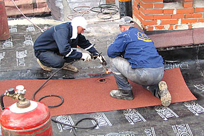  На ремонт крыш в 2010 году было потрачено 29,4 миллиона рублей (Фото Юрия Викториновича, архив «Маяка»)