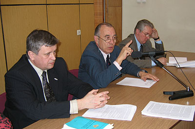 Станислав Бычков (в центре): сделайте свой выбор. (Фото Ю. Викториновича)