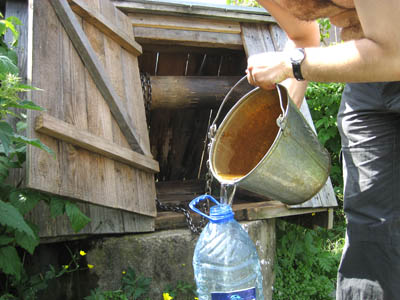  Как и десятилетия назад, воду в Старых Калищах берут из колодца. (Фото Юрия Шестернина)