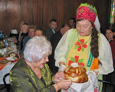 «Одуванчики» встречали гостей хлебом — солью (Фото Виктора Поповичева)